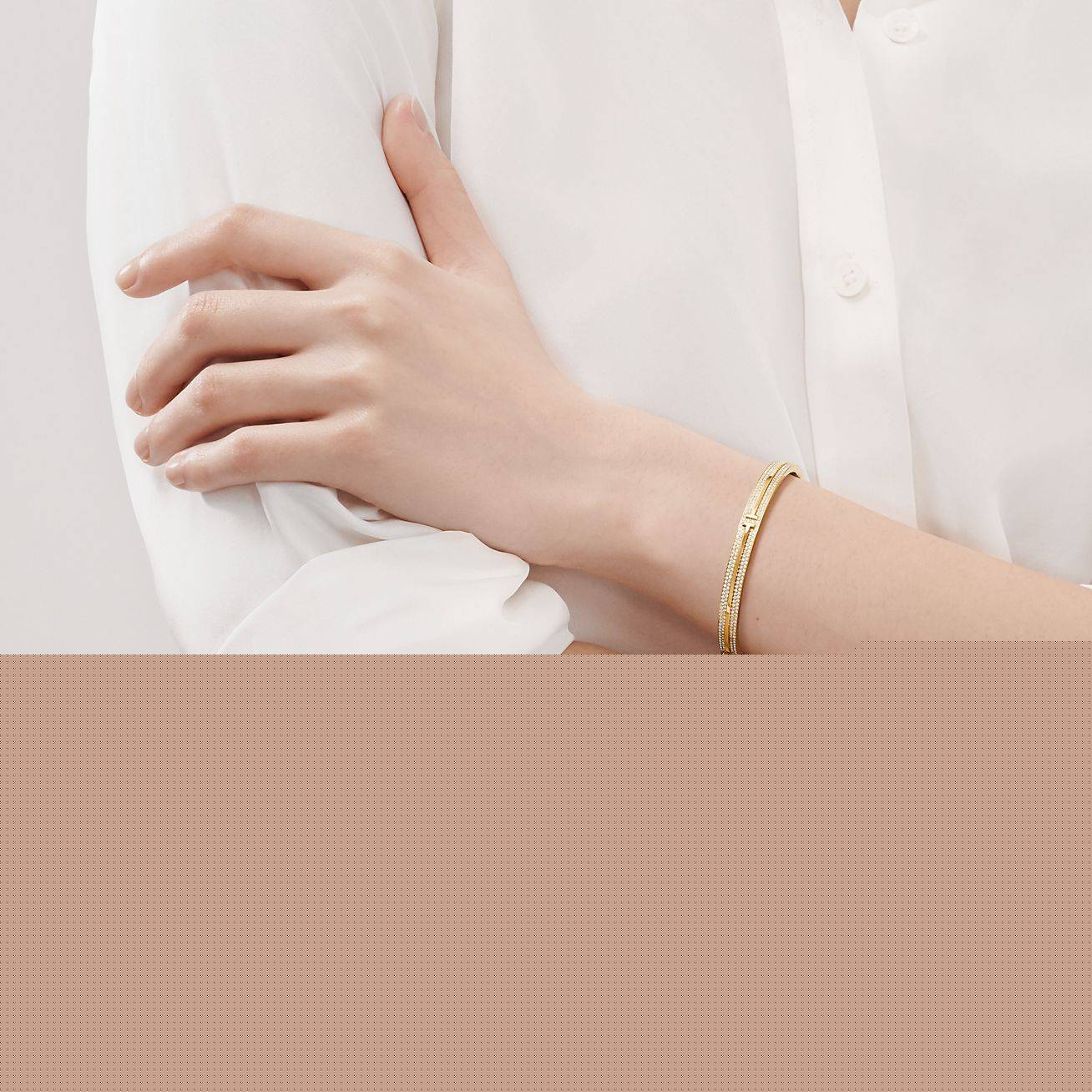 T*f*ny t pavé diamond hinged bangle in 18k gold